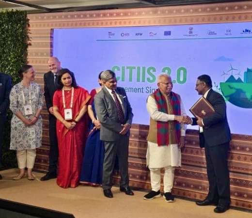 Andhra Pradesh Municipal Administration and Urban Development Department Principal Secretary S Suresh Kumar, IAS, with Union Minister for Housing and Urban Affairs Manohar Lal Khattar at the 3R international conference in Jaipur, Rajasthan.