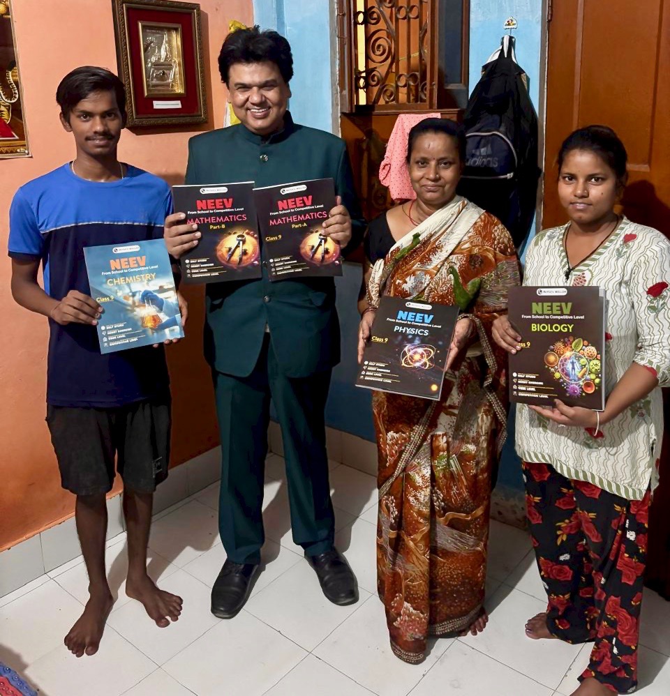Praveen Prakash with the family of Smt. Urmila in Varanasi.